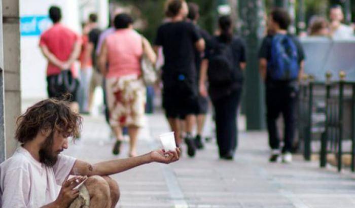 Bloomberg – L’Italia ha registrato il più grande aumento di persone a rischio di povertà in Europa