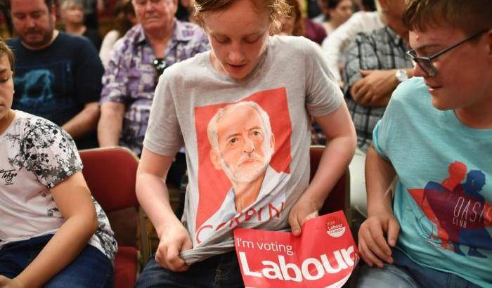 L’agonia prolungata di Theresa May e il ‘governo in attesa’ di Corbyn